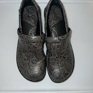 B.O.C Women’s Patterned Black and Gray Slip-On Shoes Size 7.5